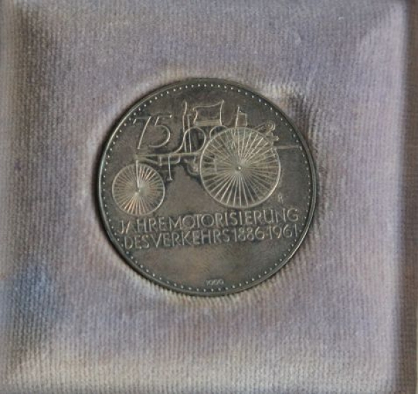 Mercedes-Benz Celebrationcoin "75 Jahre Motorisierung des Verkehrs" 1961 in original box (6305)